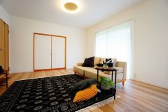 大きな窓のあるリビングは、陽光あふれる明るい空間です。居心地良く、ご家族皆がゆったり寛げる憩いの空間となりそうです。