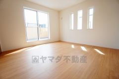 主寝室としてお使いいただけそうなこちらのお部屋は、日当たりが良く、爽やかな風を感じて起きる朝は、快適生活の始まりに。