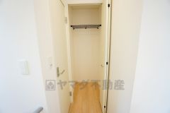 2階の廊下にも収納を確保。各居室に入りきれなかった荷物や、2階で使用する日用品のストック置き場に便利です。