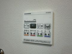 雨の日の洗濯も安心できる浴室暖房乾燥機付き浴室。リモコンで操作もボタン1つで簡単。