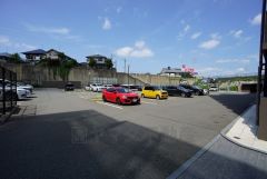 混み合う時間帯でも出し入れしやすい平面駐車場。駐車場継承可（月額5000円）。詳しくはお問い合わせ下さい。