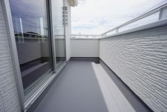日当たり、風通し良好なバルコニーになっています＾＾天気のいい日にはお布団もまとめて干せそうですね＾＾