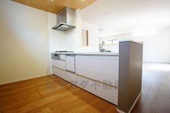 対面式キッチンなのでリビングにいるご家族とコミュニケーションを取りながら洗い物や、お料理が楽しめそうですね＾＾