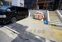 現地（2025年6月26日）撮影。駐車スペースはゆとりある2台分を確保。マイカー用に、お客さま用に、余裕を持ってご利用いただけます。
