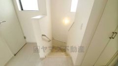 小さなお子様やご高齢の方でも安心できる、手すり付き階段。段差も低めで設定されており、安全性にも優れています。