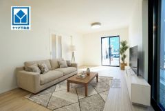 家具はイメージです。大きな窓のあるリビングは、陽光あふれる明るい空間です。居心地良く、ご家族皆がゆったり寛げる憩いの空間となりそうです。