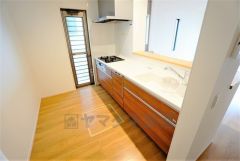 同仕様写真。対面式カウンターキッチンからはお子様の様子が見守れます。ダイニングへの配膳や調理の時便利なカウンター付き。