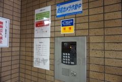 オートロックは、外部の人が自由に建物内に出入りできないため、不審者の侵入防止効果があります。