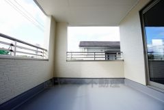 同仕様写真。幅広のインナーバルコニーは急な雨から洗濯物を守りやすく、眩しすぎる日差しも和らげます。