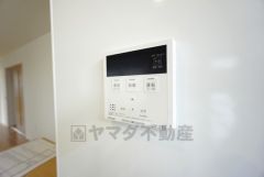キッチン横からお湯張り、追い炊き、足し湯がボタン一つで楽々操作できる給湯機リモコンです。