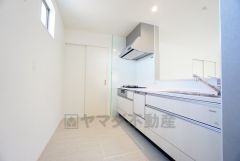 カウンタートップは耐熱性に優れており、日ごろのお掃除もふき取るだけでＯＫ。ステンレスシンクも簡単にお掃除できますよ。