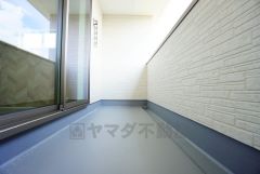 陽当たりの良いバルコニーです。お洗濯やお布団干しはもちろん、日光浴スペースにも。足元は防水工事施工済です。