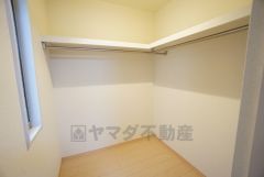 収納力豊富なウォークインクローゼット。洋服や小物などを1箇所にまとめて美しい収納を実現します。スーツケースのような大型の荷物も置けます＾＾