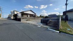 現地（2025年11月14日）撮影。 道幅が広く、車通勤の方や買い物などでの車の出し入れも楽々できて嬉しいですね。