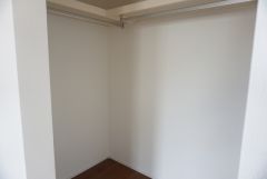 同仕様写真。収納力豊富なウォークインクローゼット。洋服や小物などを1箇所にまとめて美しい収納を実現します。スーツケースのような大型の荷物も置けます＾＾