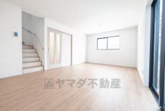 リビングは広々とした設計で、家族が集い、寛ぐ暮らしの空間を演出しています。思い思いの時間を過ごしたり、家族みんなで食事をしたり、素敵な団らんの場になりますね。