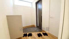 たっぷり収納できるシューズボックスです。家族全員の靴がきれいに整頓できます。棚の上にお花や写真を飾っても良いですね。