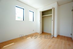 暖かい日差しが差し込む洋室。たっぷり収納できるクローゼット付きでお部屋の中をすっきりと快適に保てます。