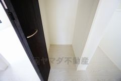 2階の廊下にも収納を確保。各居室に入りきれなかった荷物や、2階で使用する日用品のストック置き場に便利です。