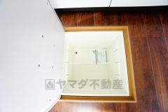 キッチンにある床下収納は、居住スペースを減らさずに買い置きの調味料や非常食などを保管することができます。