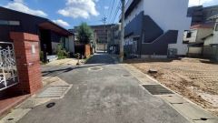 現地（2025年10月1日）撮影。住人以外の車の進入も少なく、小さなお子様を持つご家庭にも安心です。落ち着いた住宅地内で快適な生活を実現してみませんか。