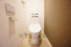 壁リモコンタイプのウォシュレット付き。すっきりした見た目で、トイレ奥の掃除もしやすいです。