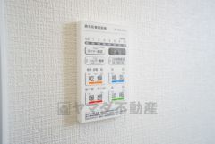 雨の日の洗濯も安心できる浴室暖房乾燥機付き浴室。リモコンで操作もボタン1つで簡単。