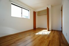暖かい日差しが差し込む洋室。たっぷり収納できるクローゼット付きでお部屋の中をすっきりと快適に保てます。