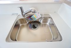 大きなお鍋も楽々洗える幅の広いシンクです＾＾ステンレスシンクなので簡単にお掃除できますよ。洗剤やスポンジもすっきりできる収納付き。