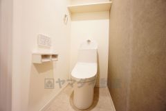 壁リモコンタイプのウォシュレット付き。すっきりした見た目で、トイレ奥の掃除もしやすいです。