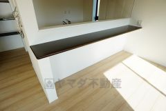 ダイニングへの配膳や調理の時便利なカウンター。ちょっとしたティータイムにもお使いいただけます。