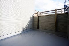 陽当たりの良いバルコニーです。お洗濯やお布団干しはもちろん、日光浴スペースにも。足元は防水工事施工済です。