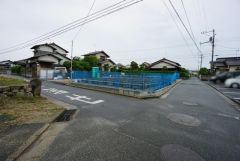 現地（2025年6月9日）撮影。大型車の通行が少なく、騒音や振動が少ないので静かで快適な生活を送れます。