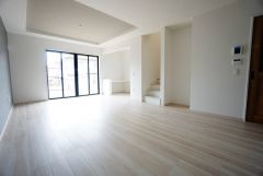 大きな窓のあるリビングは、陽光あふれる明るい空間です。居心地良く、ご家族皆がゆったり寛げる憩いの空間となりそうです。
