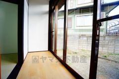 和室横の縁側からは庭を眺められます。南側にあるので暖かい日差しを感じながらくつろぎの時間をお過ごしいただけます＾＾