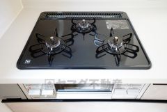 同時にたくさんの料理が調理できる3口コンロ。長時間熱を通しておきたい煮込み料理を作りながら、炒め物など同時進行で進められます。