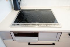 お手入れのしやすいIHクッキングヒーターです。3口コンロなので、効率よくお料理が楽しめます。毎日のお料理も楽しくなりますね＾＾