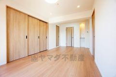 リビングは広々とした設計で、家族が集い、寛ぐ暮らしの空間を演出しています。思い思いの時間を過ごしたり、家族みんなで食事をしたり、素敵な団らんの場になりますね。