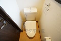 温水洗浄機付トイレです。節水機能もあるので、安心して使えますね。すっきりした見た目で、トイレ奥の掃除もしやすいです。