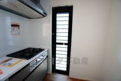 勝手口付きキキッチンにある床下収納は、居住スペースを減らさずに買い置きの調味料や非常食などを保管することがでッチン。においがこもりやすいキッチンの換気にも役立ちます。ごみの仮置きにもなり、便利です＾＾