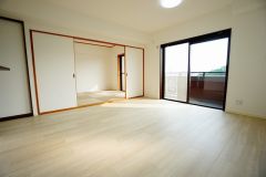 大きな窓のあるリビングは、陽光あふれる明るい空間です。居心地良く、ご家族皆がゆったり寛げる憩いの空間となりそうです。