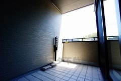 同仕様写真。陽当たりの良いバルコニーです。お洗濯やお布団干しはもちろん、日光浴スペースにも。足元は防水工事施工済です。