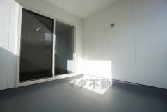 幅広のインナーバルコニーは急な雨から洗濯物を守りやすく、眩しすぎる日差しも和らげます。