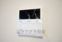 キッチン横からお湯張り、追い炊き、足し湯がボタン一つで楽々操作できる給湯機リモコンです。忙しい夕飯準備の時間帯に重宝しますね。
