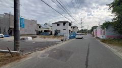 2025年11月17日撮影。広々した前面道路は、交通量も少なく小さなお子様も安心。