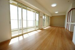 大きな窓のあるリビングは、陽光あふれる明るい空間です。居心地良く、ご家族皆がゆったり寛げる憩いの空間となりそうです。