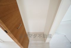 2階の廊下にも収納。2階で使用する日用品のストック置き場にもなり、便利。