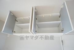 吊り戸棚には使用頻度の低いキッチン用品を収納出来ます。