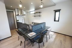 ダイニングへの配膳や調理の時便利なカウンター付き。