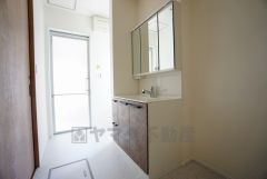 三面鏡つき洗面台。鏡裏にたっぷりとした収納スペースがあります。鏡を閉めてしまえば小物は見えないため、スッキリとした印象の洗面台にできます。